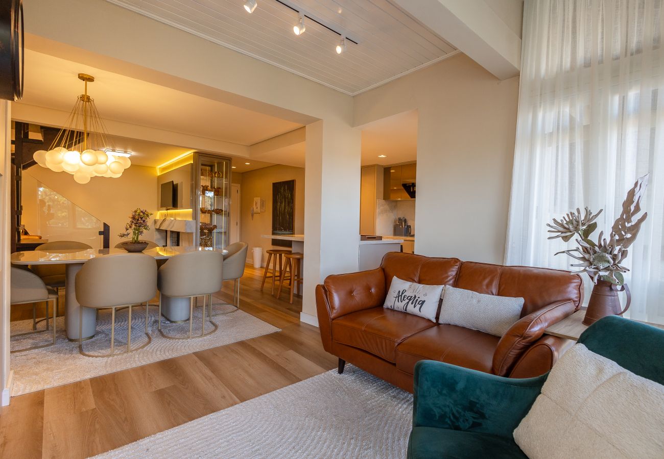 Apartamento em Gramado - NOVO! Duplex 4D (3 suites) a 600m da Rua Coberta