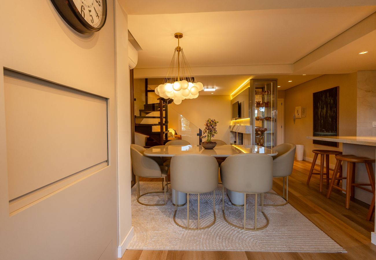 Apartamento em Gramado - NOVO! Duplex 4D (3 suites) a 600m da Rua Coberta