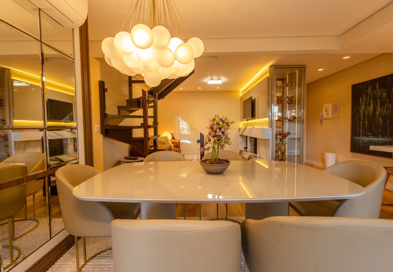Apartamento em Gramado - NOVO! Duplex 4D (3 suites) a 600m da Rua Coberta