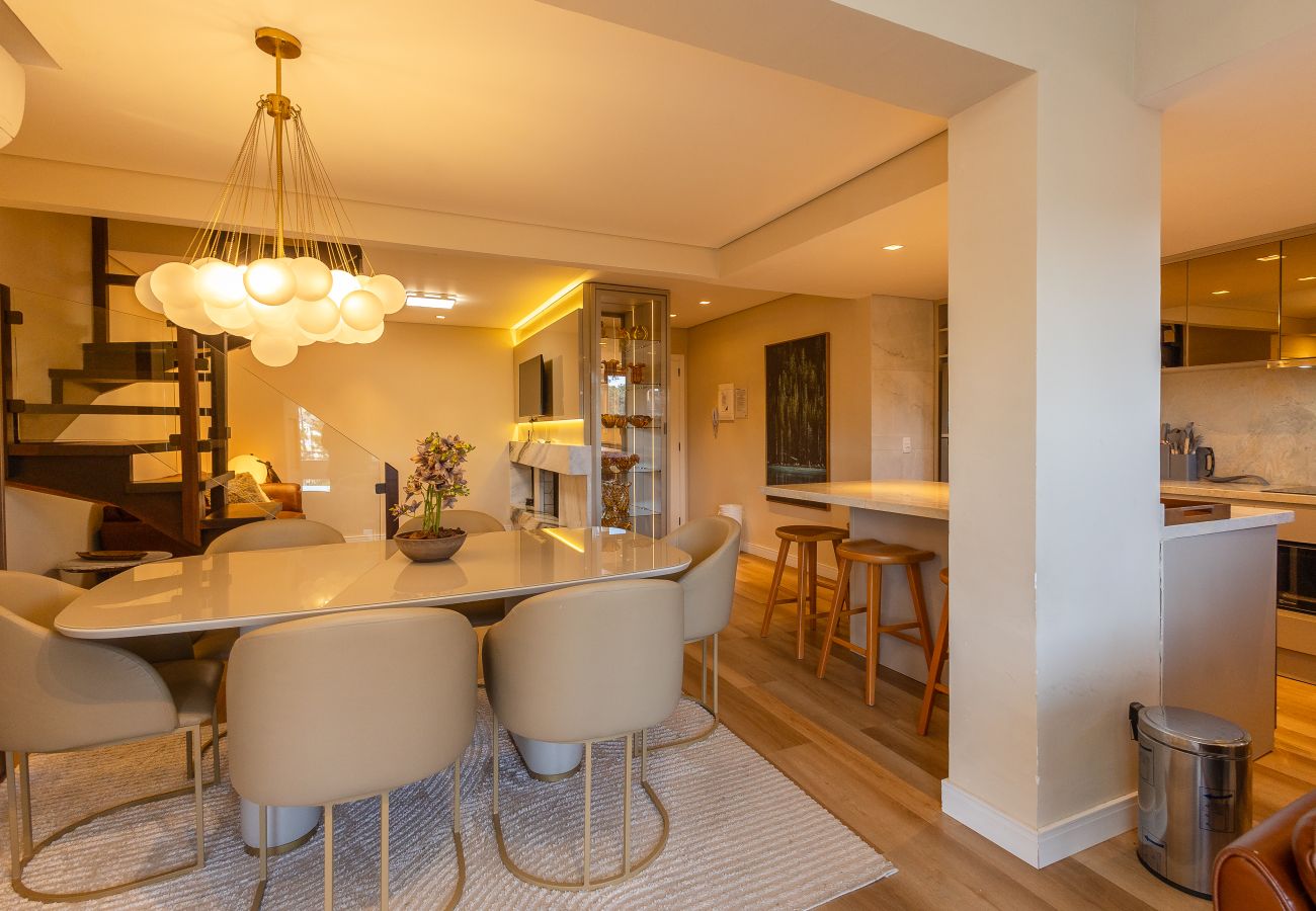 Apartamento em Gramado - NOVO! Duplex 4D (3 suites) a 600m da Rua Coberta