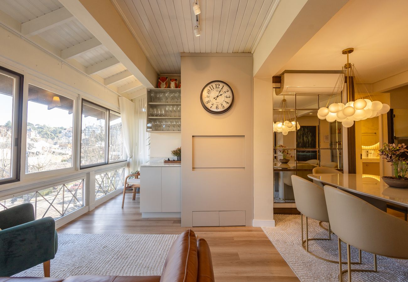 Apartamento em Gramado - NOVO! Duplex 4D (3 suites) a 600m da Rua Coberta