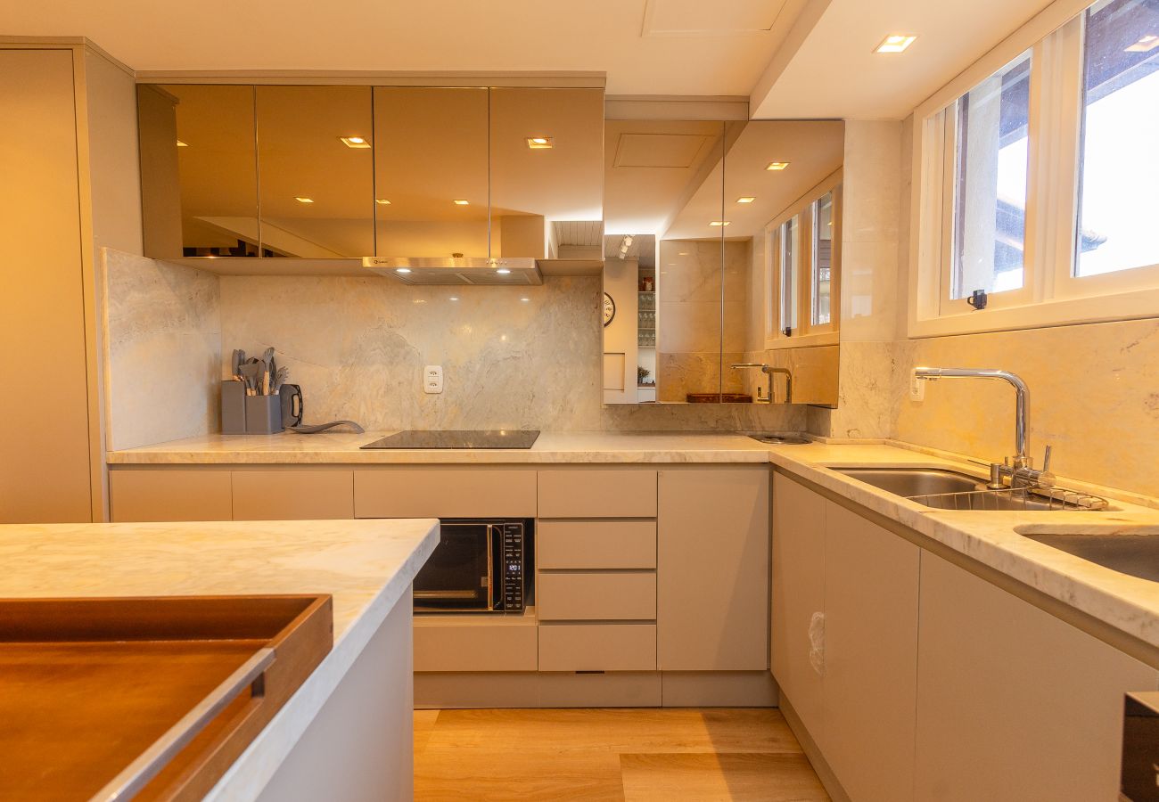 Apartamento em Gramado - NOVO! Duplex 4D (3 suites) a 600m da Rua Coberta