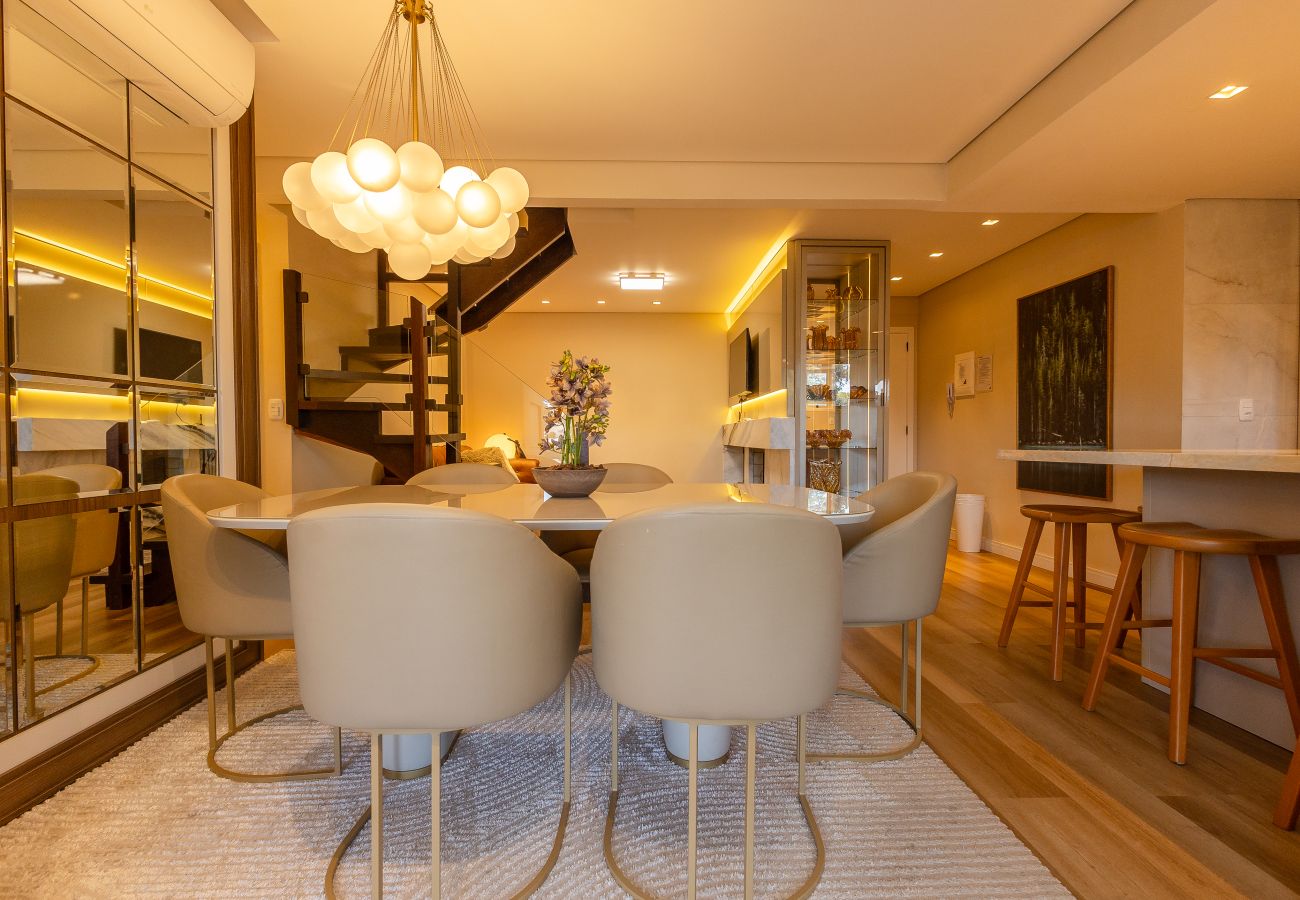 Apartamento em Gramado - NOVO! Duplex 4D (3 suites) a 600m da Rua Coberta