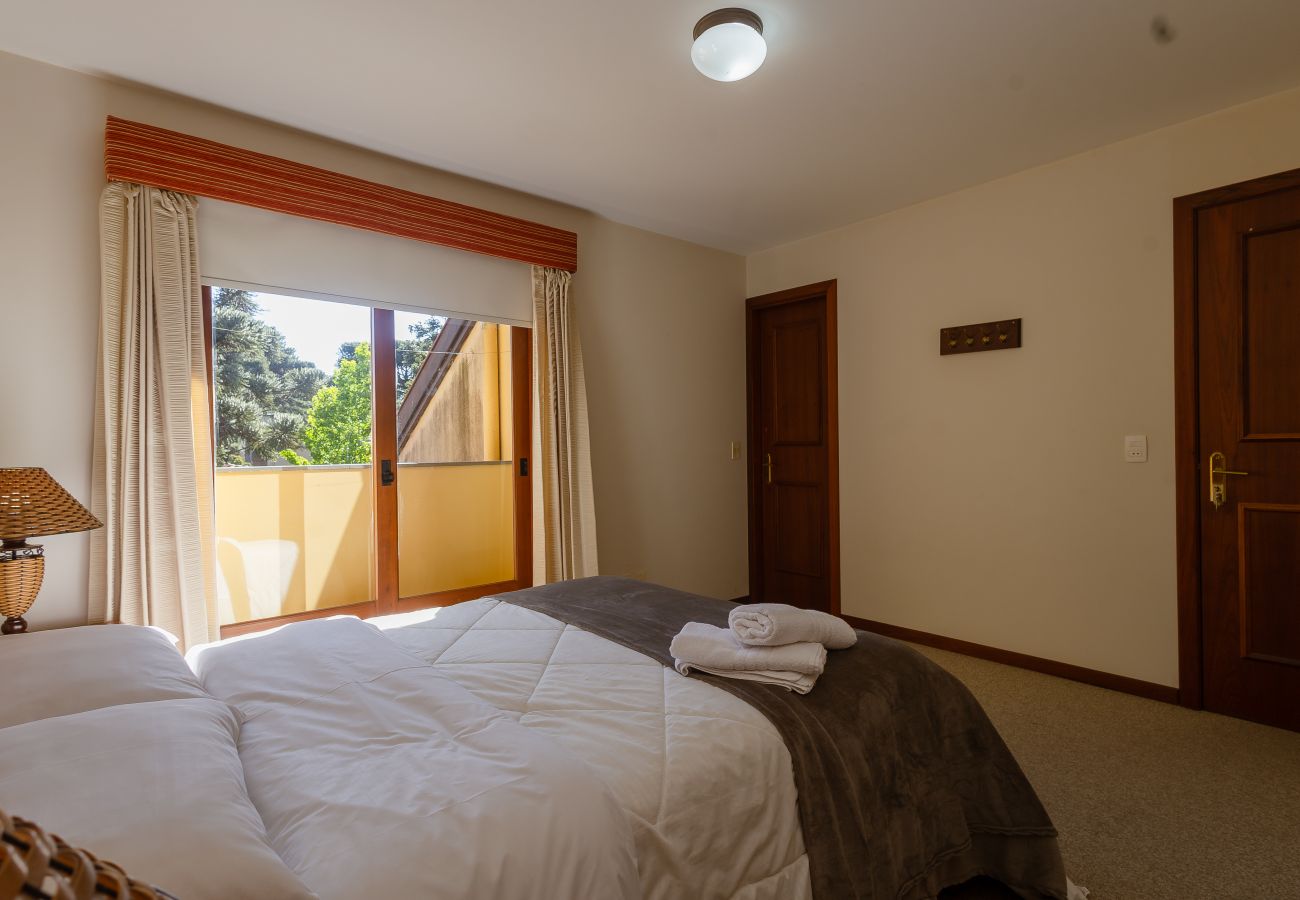 Apartamento em Gramado - NOVO! Aconchegante duplex 2D (2 banhos) a 1km da R Coberta!