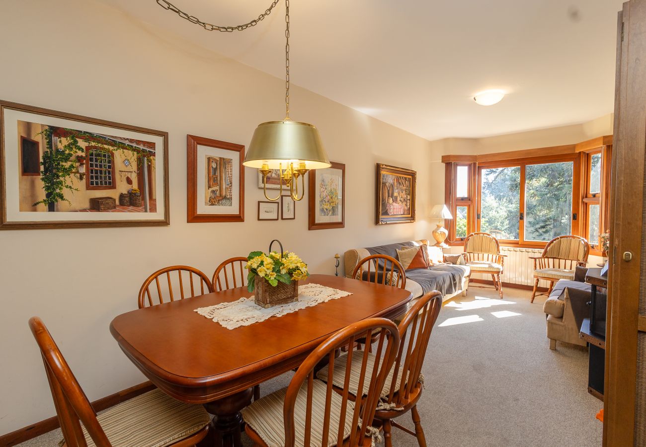 Apartamento em Gramado - NOVO! Aconchegante duplex 2D (2 banhos) a 1km da R Coberta!