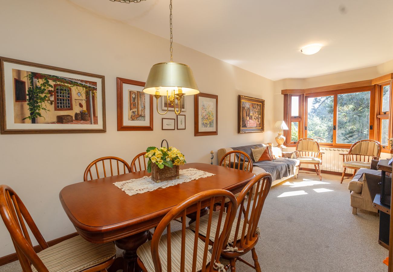 Apartamento em Gramado - NOVO! Aconchegante duplex 2D (2 banhos) a 1km da R Coberta!