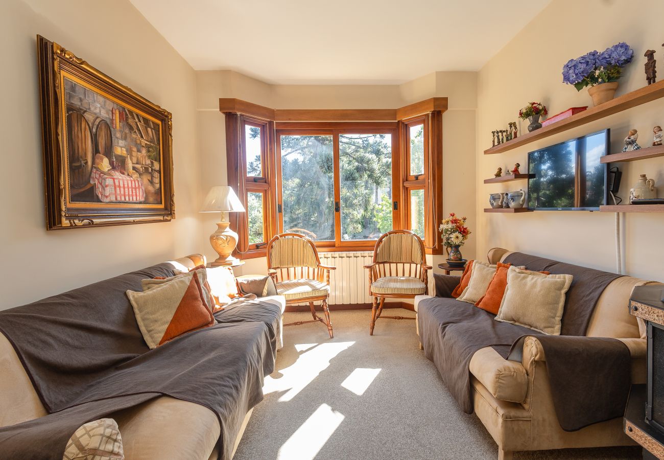 Apartamento em Gramado - NOVO! Aconchegante duplex 2D (2 banhos) a 1km da R Coberta!