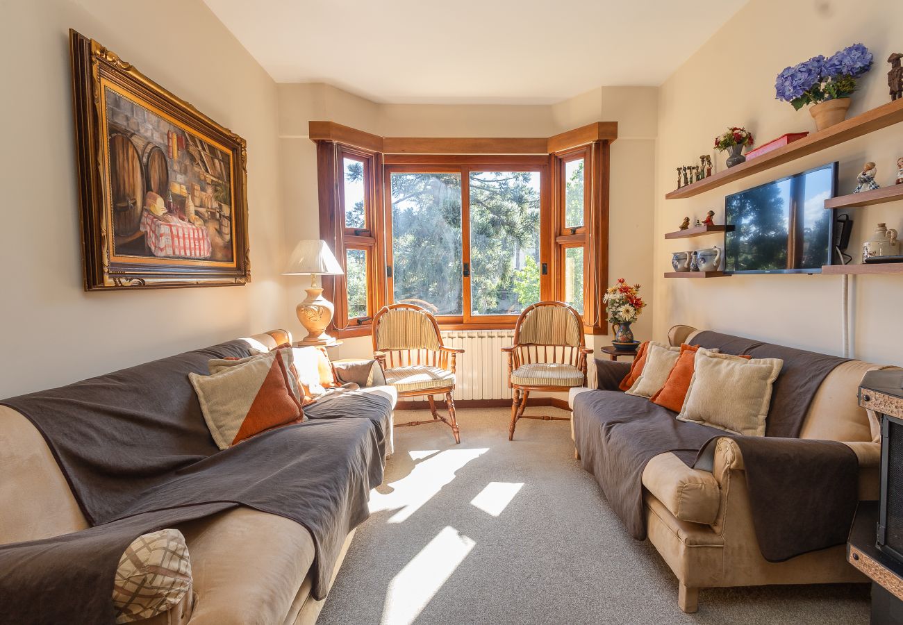 Apartamento em Gramado - NOVO! Aconchegante duplex 2D (2 banhos) a 1km da R Coberta!