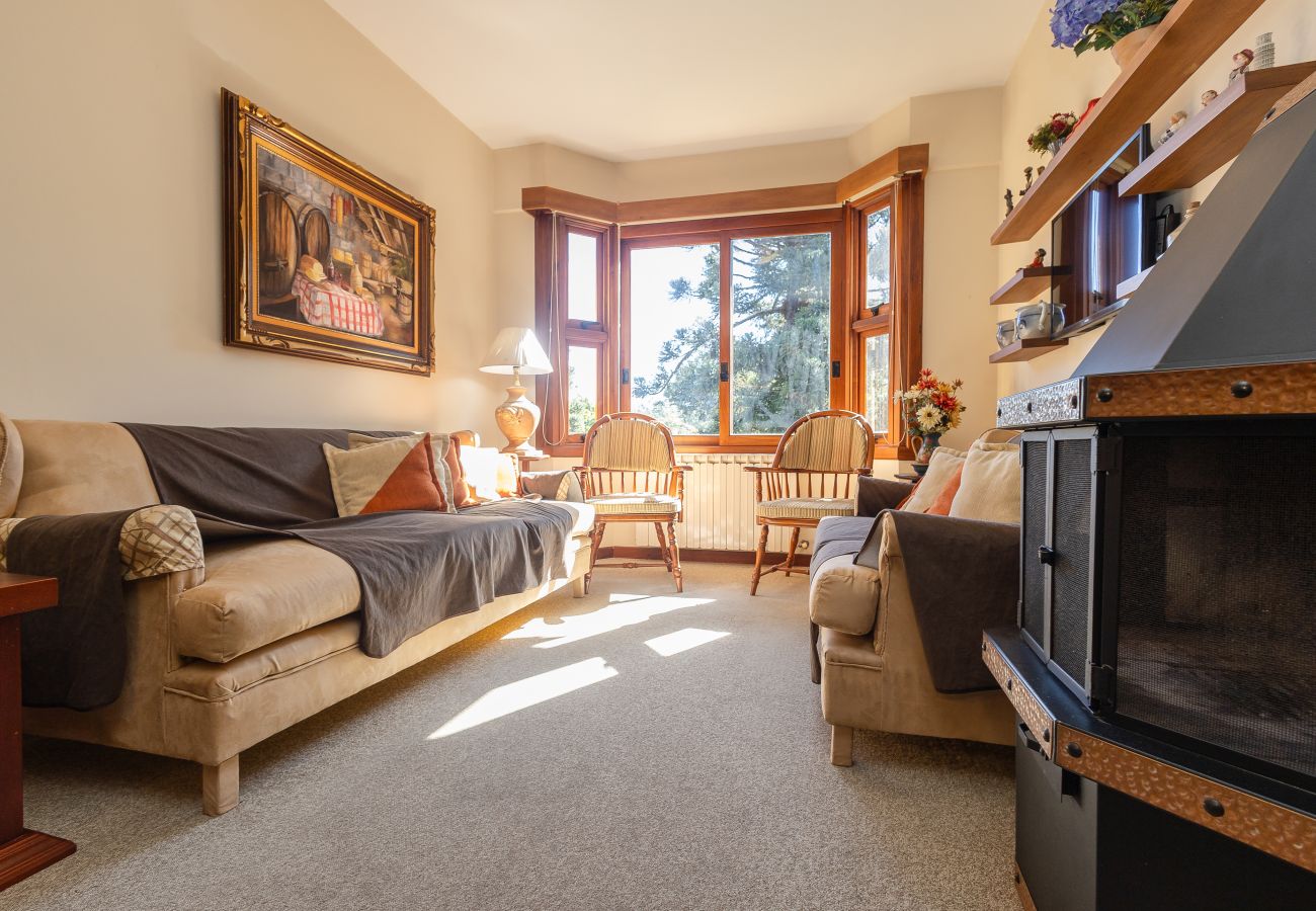 Apartamento em Gramado - NOVO! Aconchegante duplex 2D (2 banhos) a 1km da R Coberta!