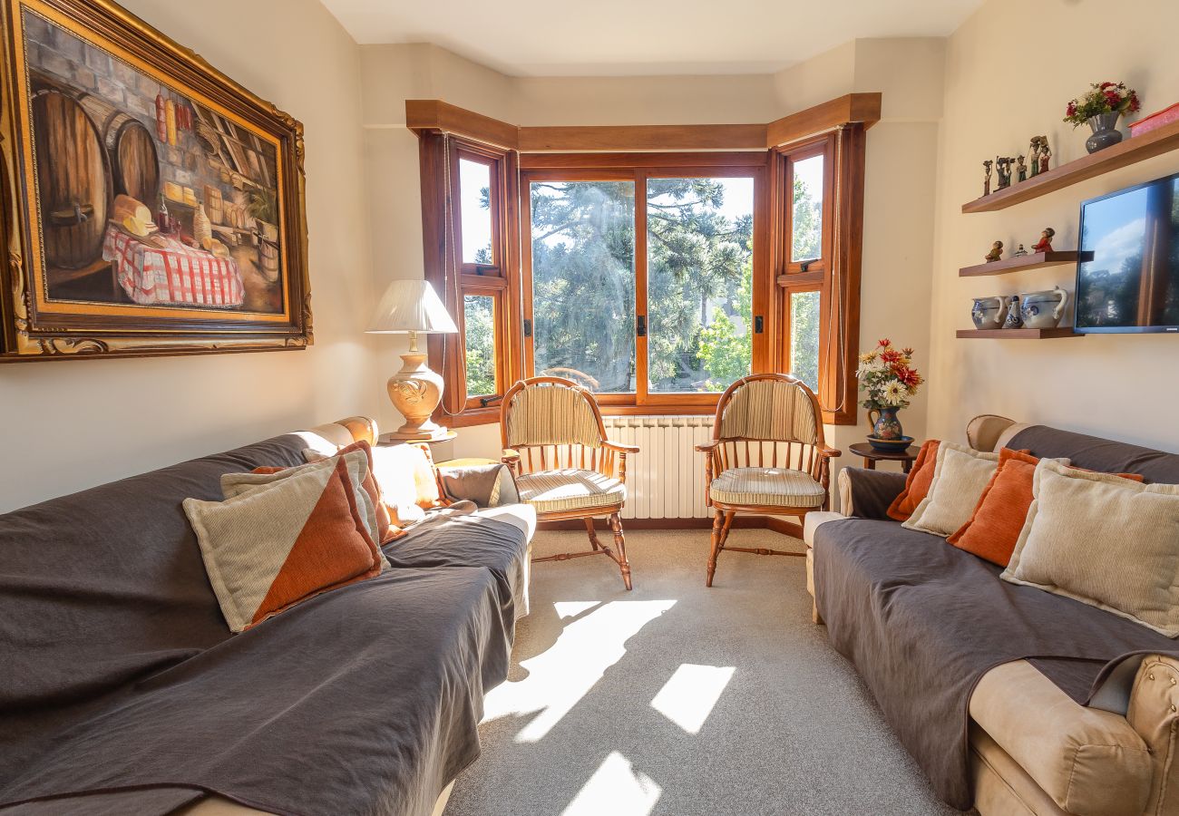 Apartamento em Gramado - NOVO! Aconchegante duplex 2D (2 banhos) a 1km da R Coberta!