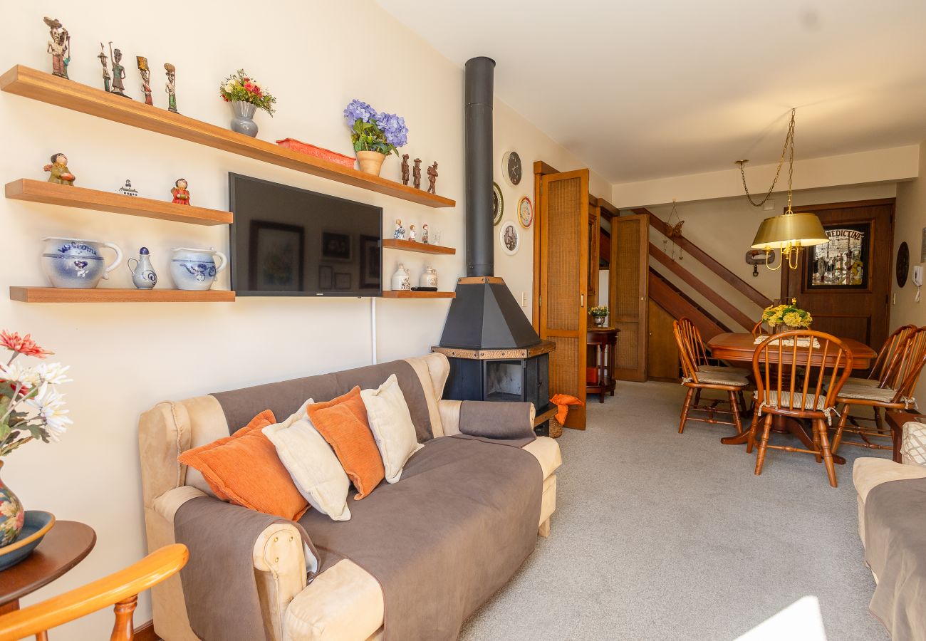 Apartamento em Gramado - NOVO! Aconchegante duplex 2D (2 banhos) a 1km da R Coberta!