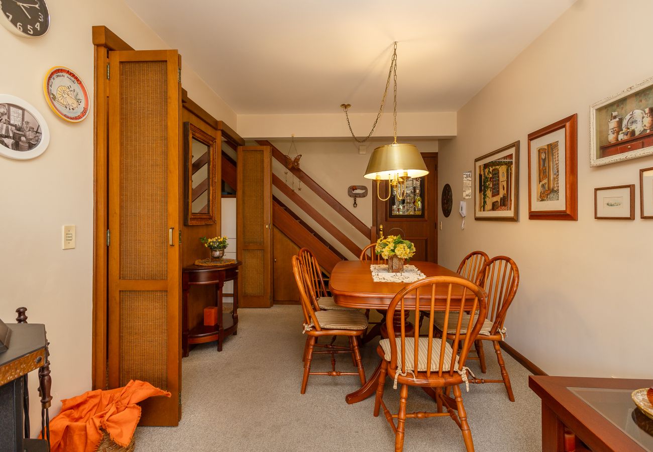 Apartamento em Gramado - NOVO! Aconchegante duplex 2D (2 banhos) a 1km da R Coberta!