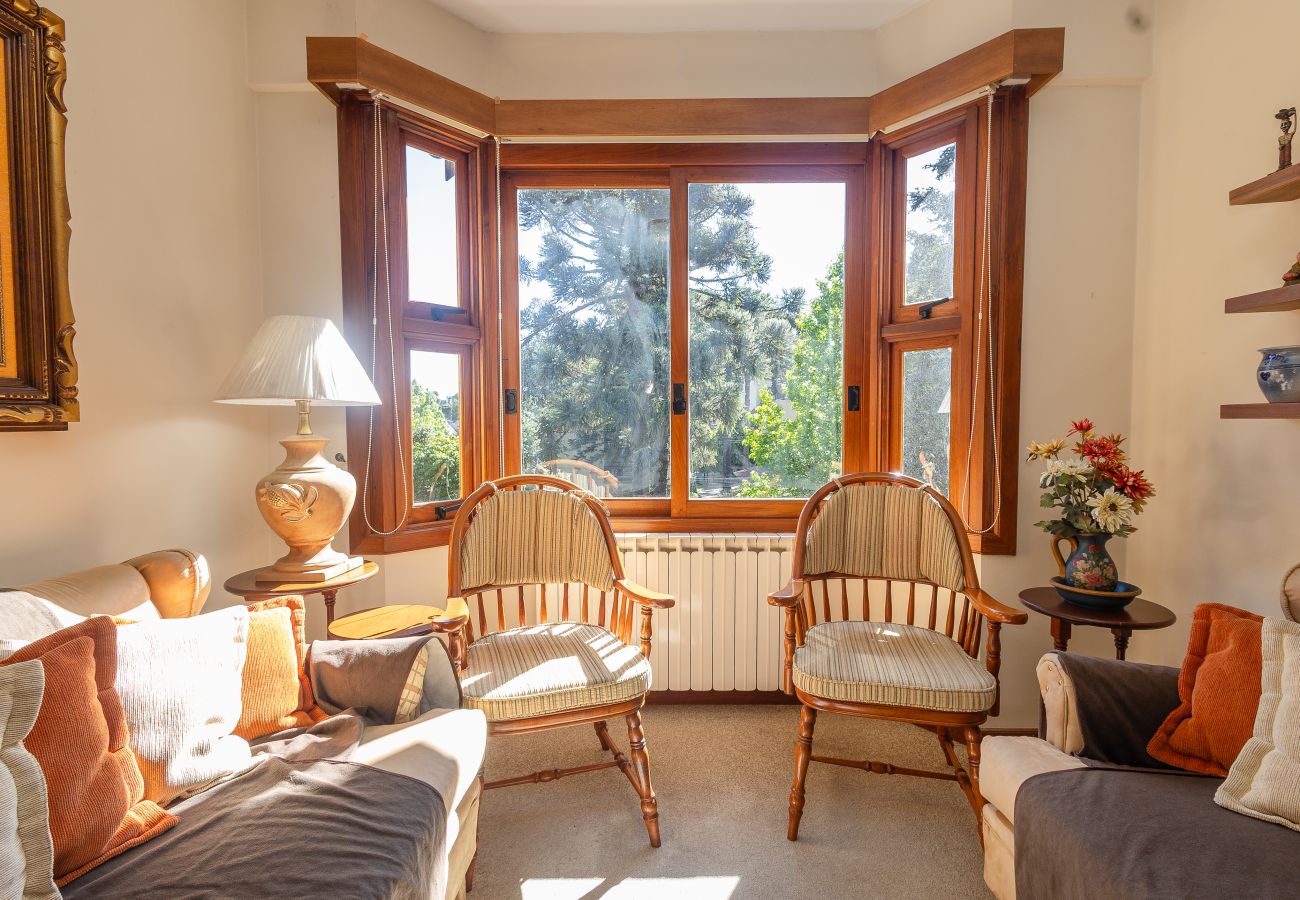 Apartamento em Gramado - NOVO! Aconchegante duplex 2D (2 banhos) a 1km da R Coberta!