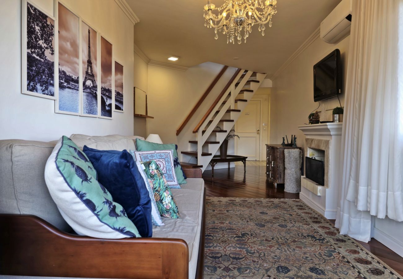 Apartamento em Gramado - NOVO! Duplex 3 dormitórios a 100m da Rua Torta! 