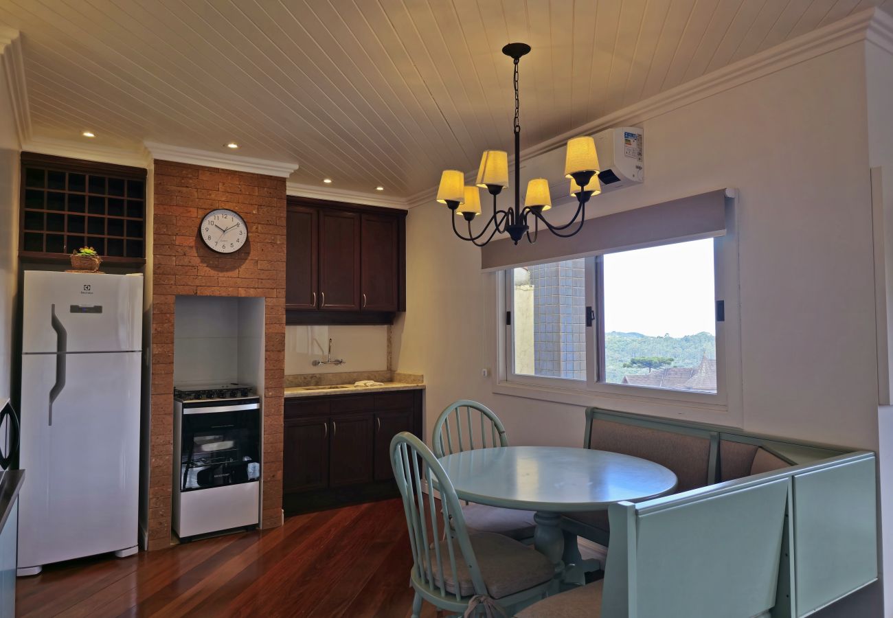 Apartamento em Gramado - NOVO! Duplex 3 dormitórios a 100m da Rua Torta! 