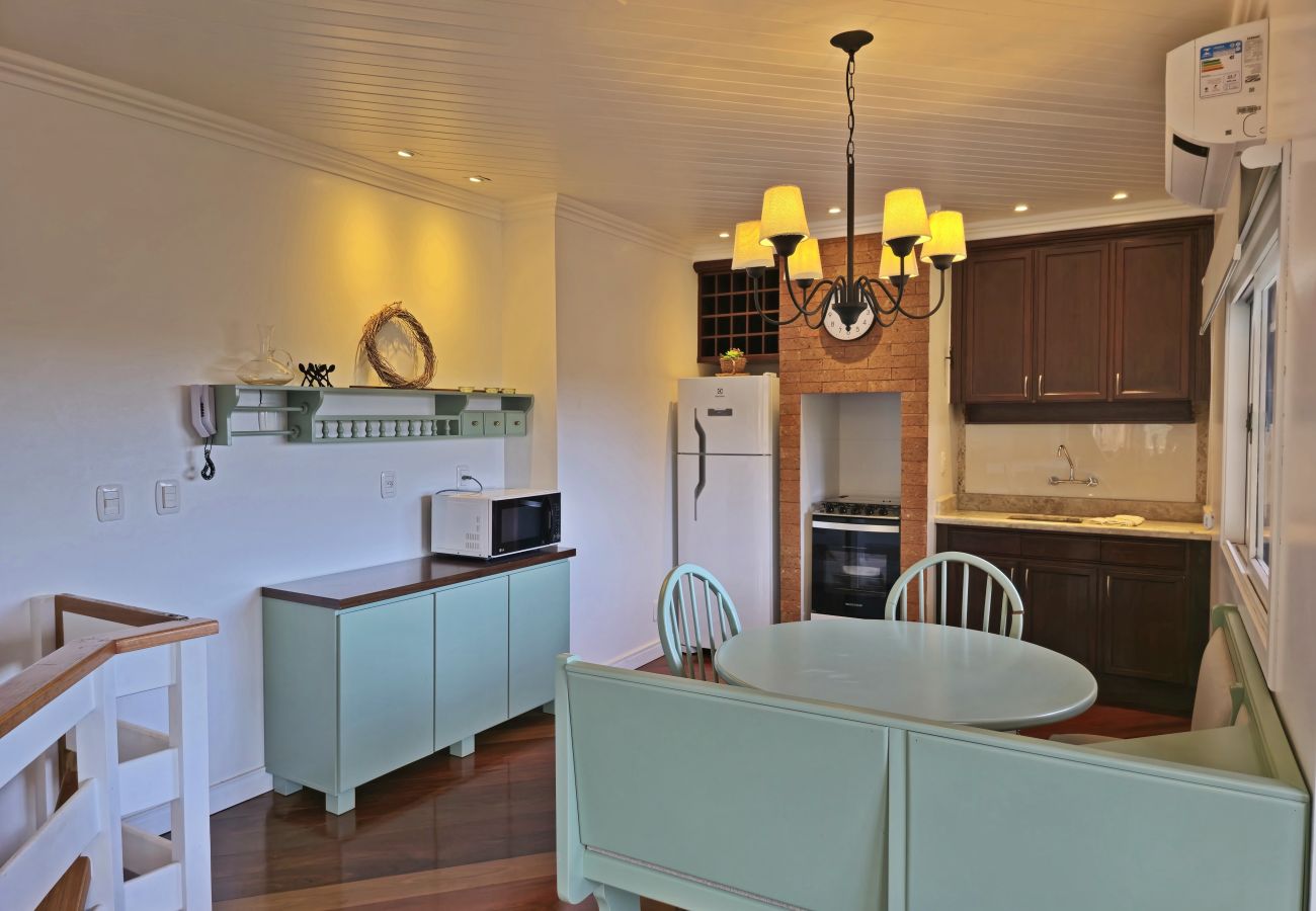 Apartamento em Gramado - NOVO! Duplex 3 dormitórios a 100m da Rua Torta! 