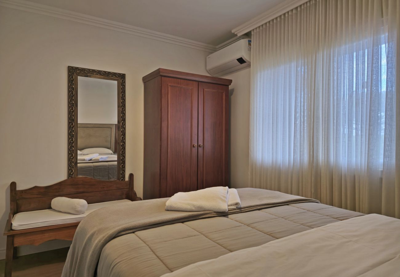 Apartamento em Gramado - NOVO! Duplex 3 dormitórios a 100m da Rua Torta! 
