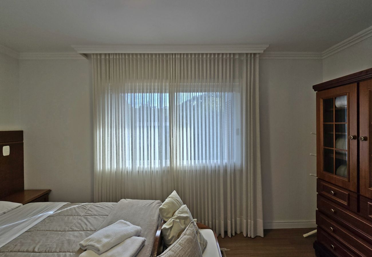 Apartamento em Gramado - NOVO! Duplex 3 dormitórios a 100m da Rua Torta! 