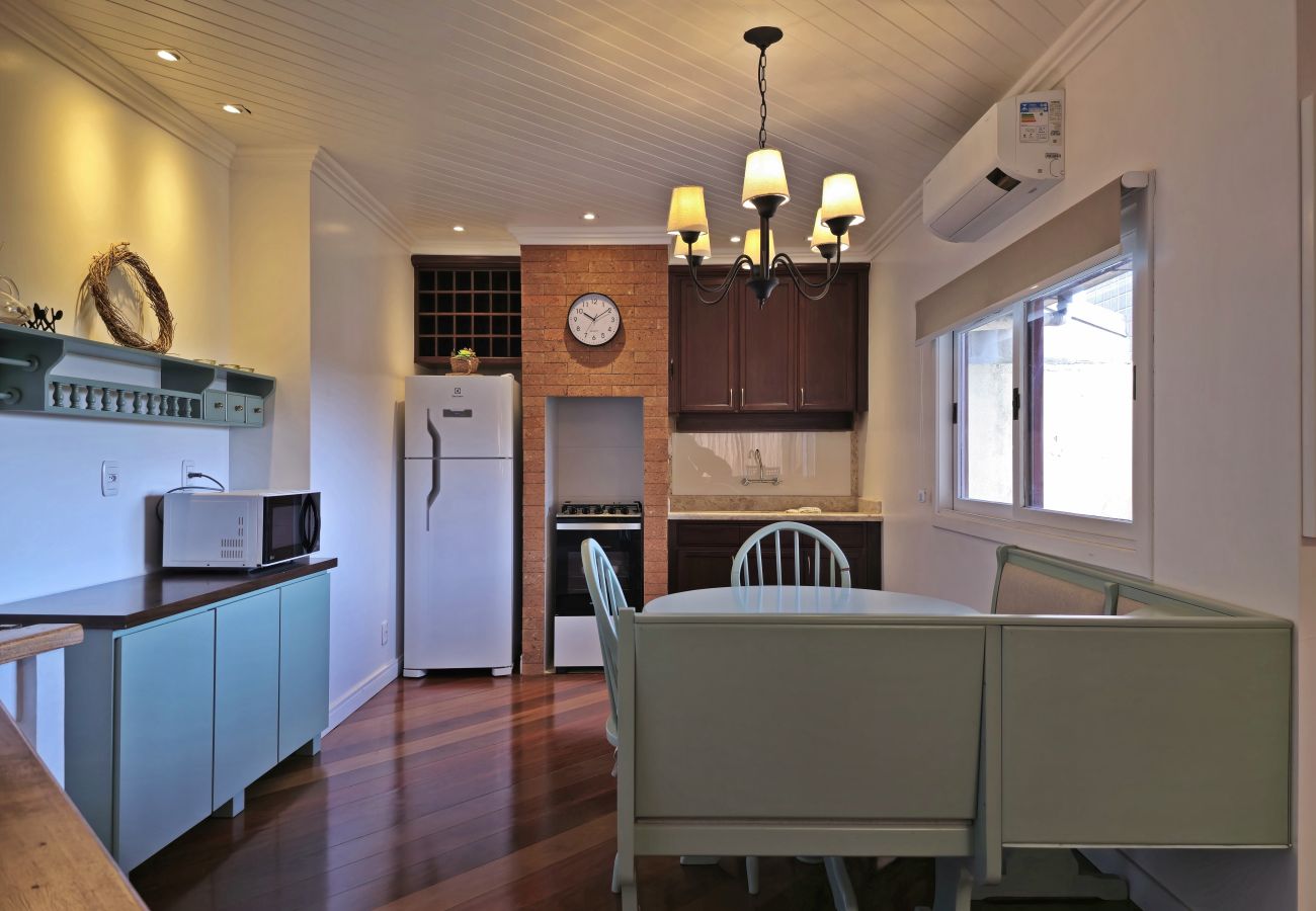 Apartamento em Gramado - NOVO! Duplex 3 dormitórios a 100m da Rua Torta! 