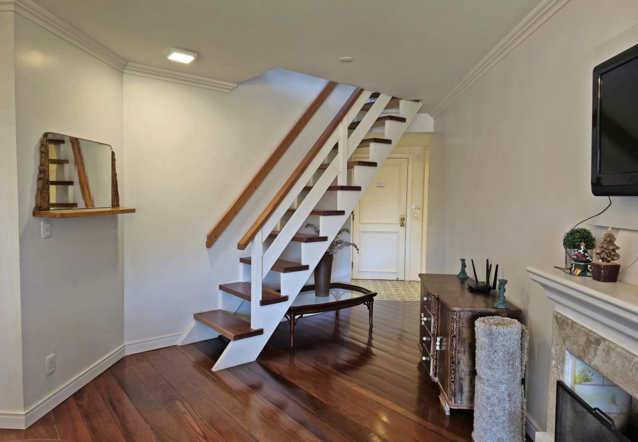 Apartamento em Gramado - NOVO! Duplex 3 dormitórios a 100m da Rua Torta! 
