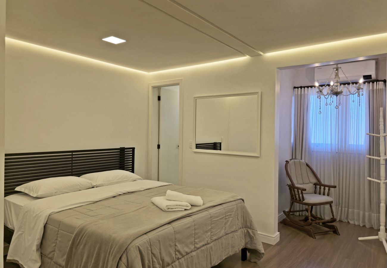 Apartamento em Gramado - NOVO! Duplex 3 dormitórios a 100m da Rua Torta! 