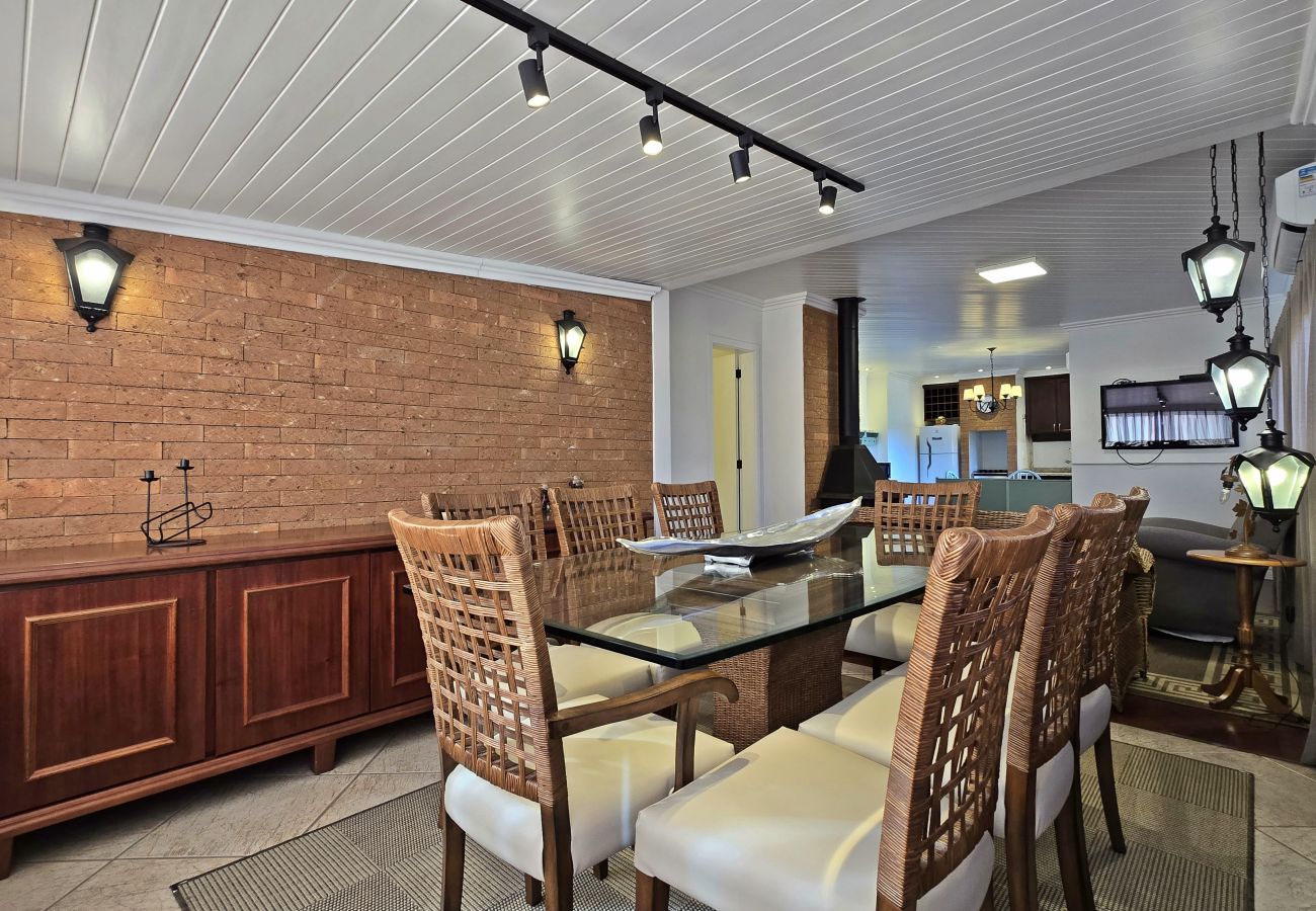 Apartamento em Gramado - NOVO! Duplex 3 dormitórios a 100m da Rua Torta! 