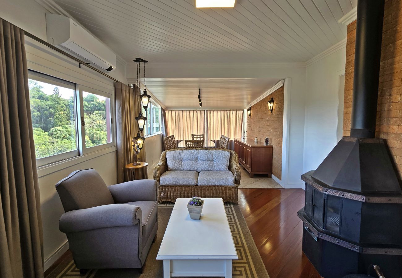 Apartamento em Gramado - NOVO! Duplex 3 dormitórios a 100m da Rua Torta! 