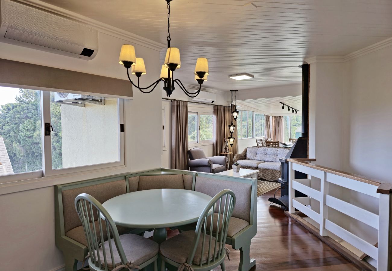 Apartamento em Gramado - NOVO! Duplex 3 dormitórios a 100m da Rua Torta! 