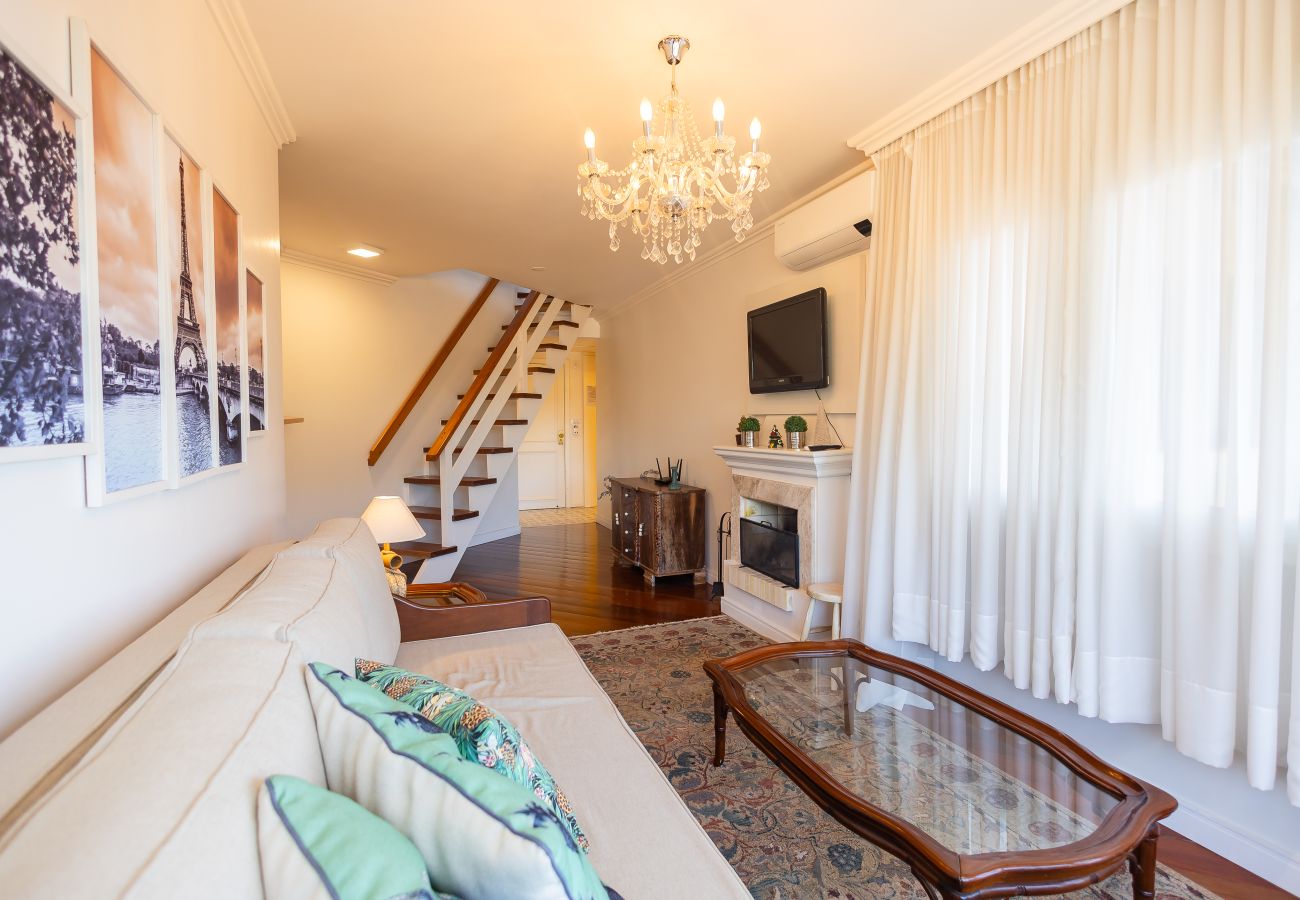 Apartamento em Gramado - NOVO! Duplex 3 dormitórios a 100m da Rua Torta! 