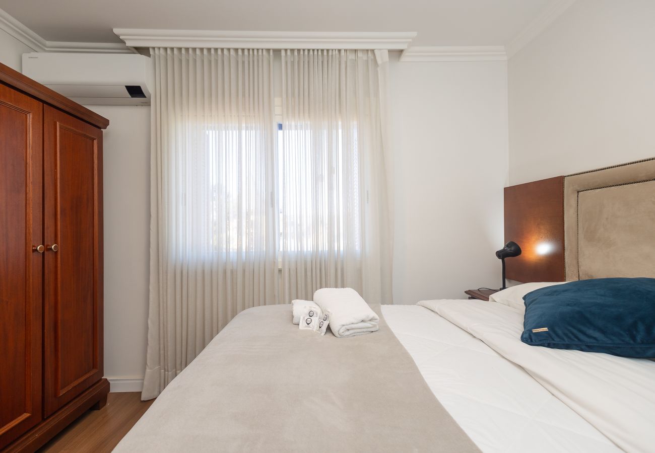 Apartamento em Gramado - NOVO! Duplex 3 dormitórios a 100m da Rua Torta! 