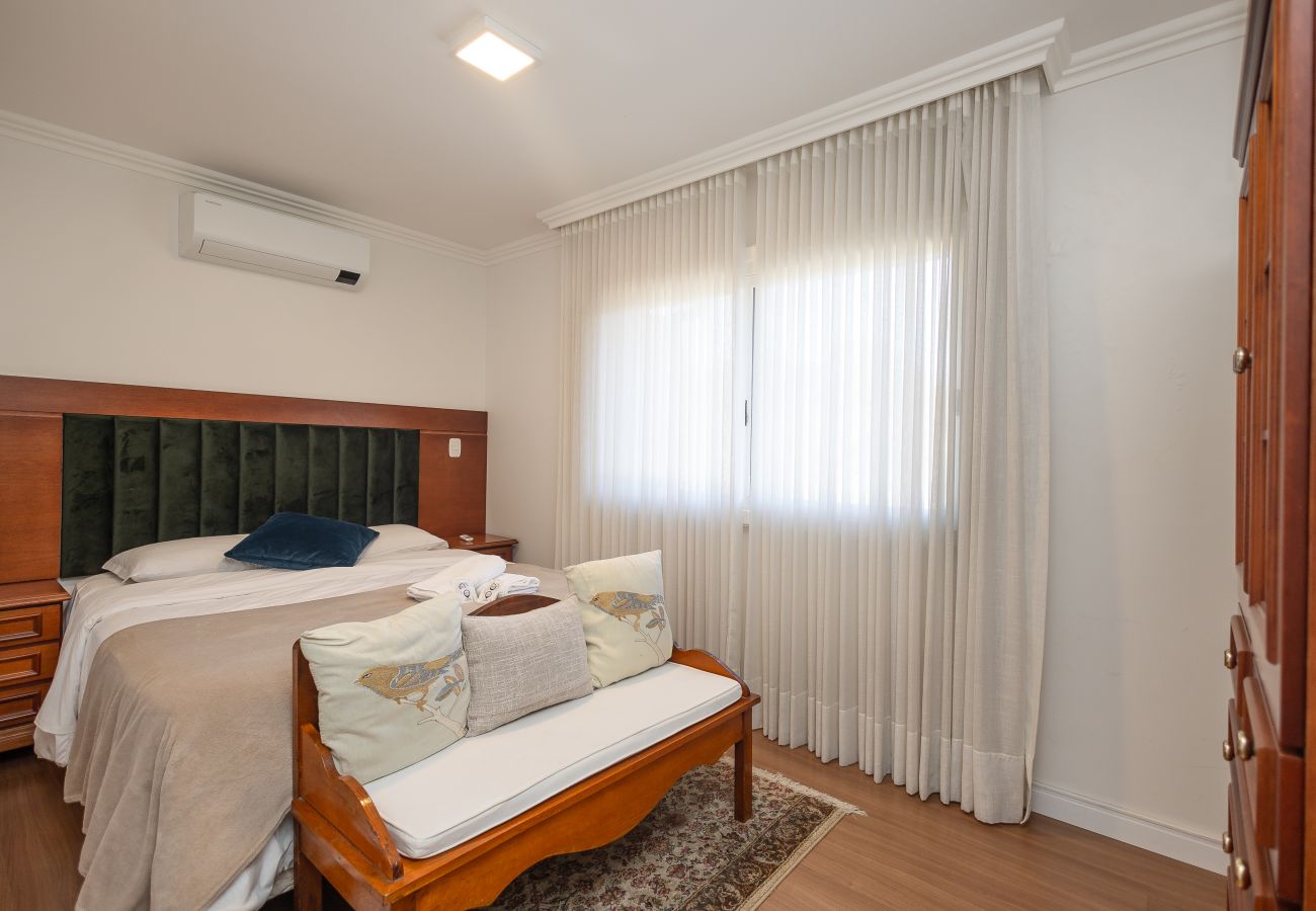 Apartamento em Gramado - NOVO! Duplex 3 dormitórios a 100m da Rua Torta! 