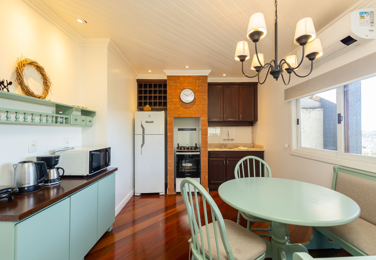 Apartamento em Gramado - NOVO! Duplex 3 dormitórios a 100m da Rua Torta! 