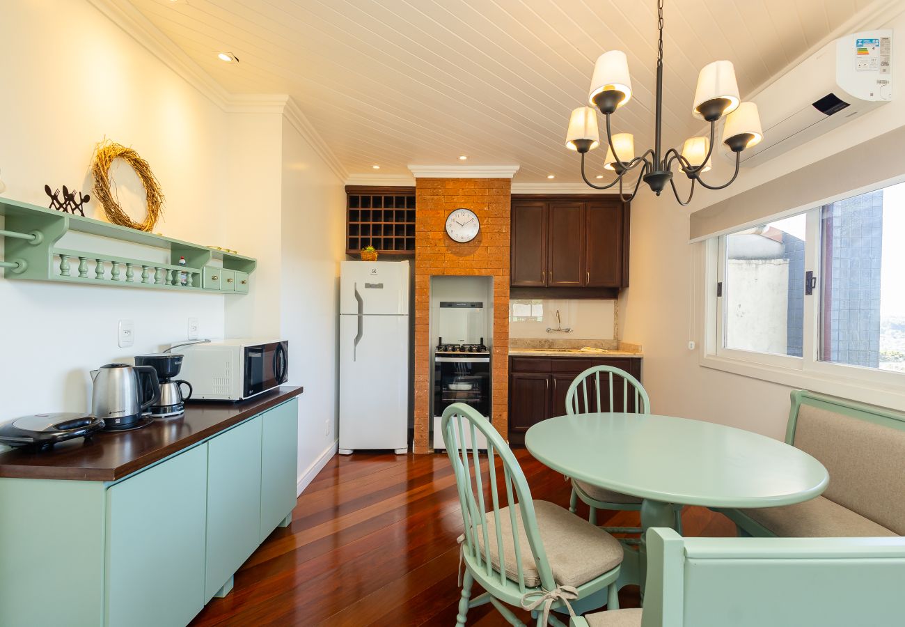 Apartamento em Gramado - NOVO! Duplex 3 dormitórios a 100m da Rua Torta! 