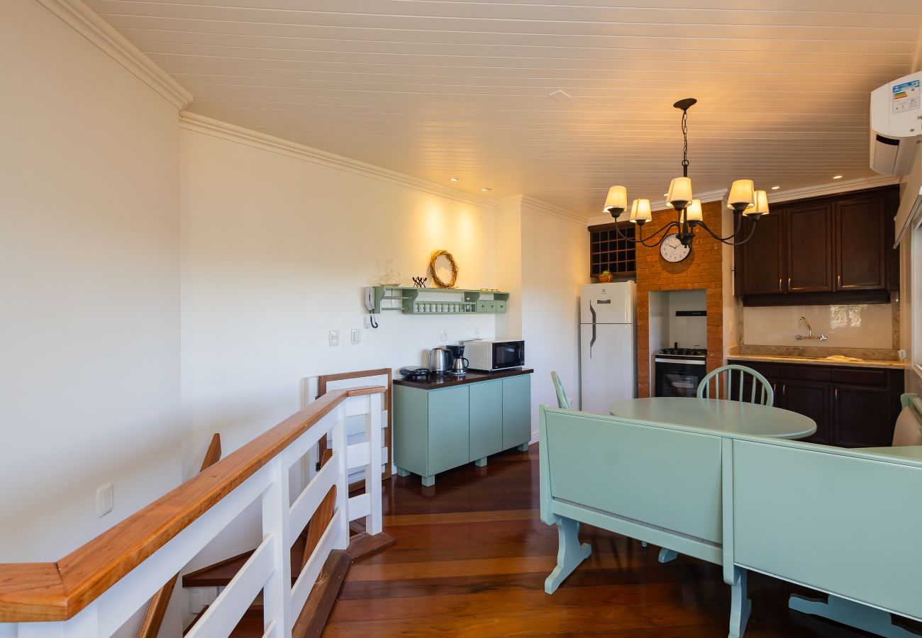 Apartamento em Gramado - NOVO! Duplex 3 dormitórios a 100m da Rua Torta! 