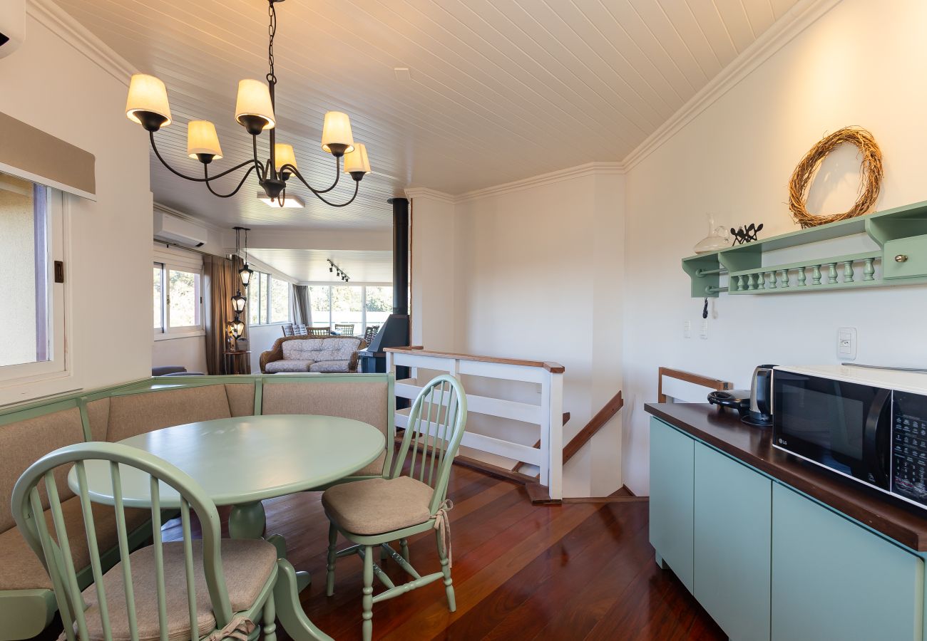 Apartamento em Gramado - NOVO! Duplex 3 dormitórios a 100m da Rua Torta! 