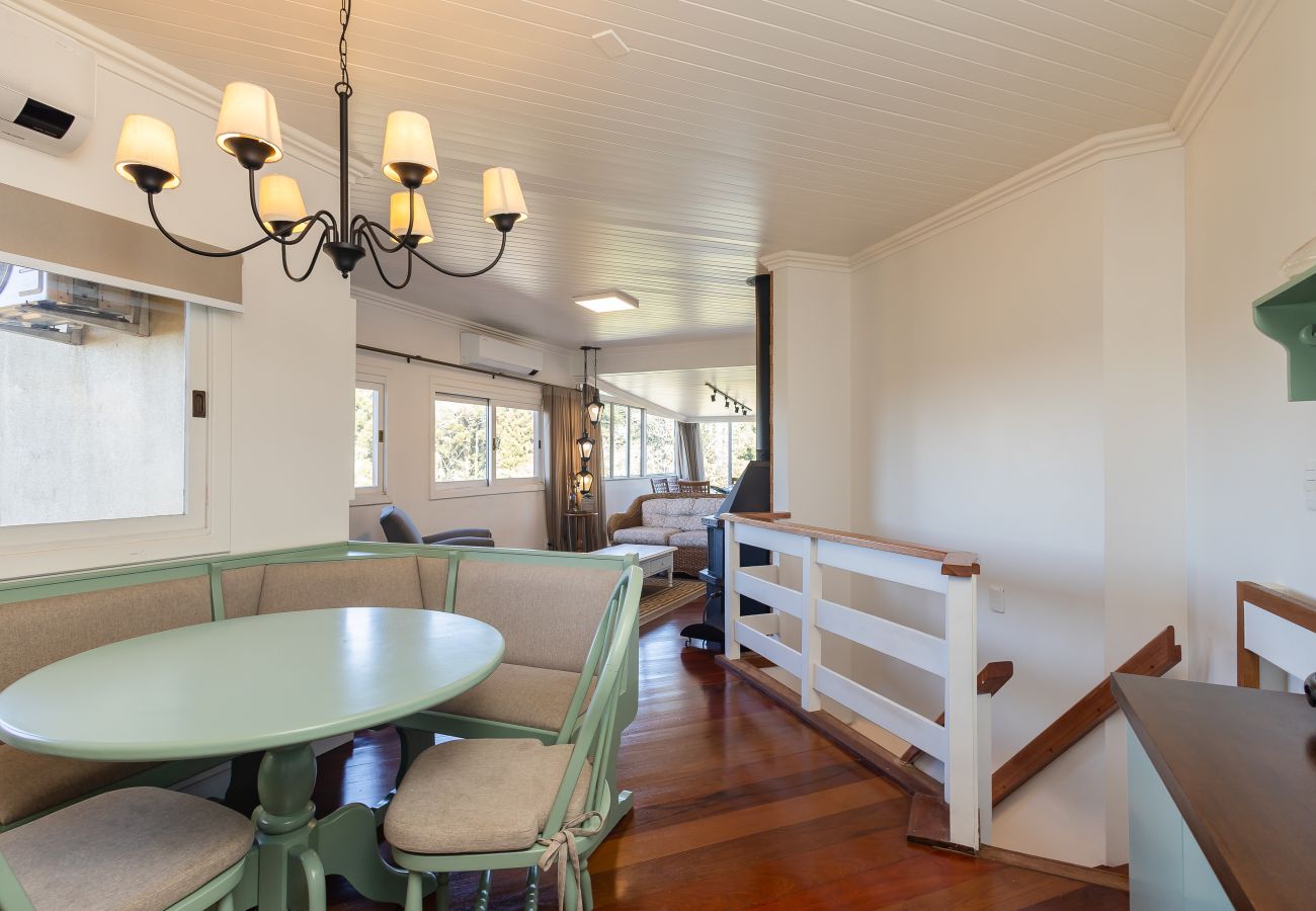 Apartamento em Gramado - NOVO! Duplex 3 dormitórios a 100m da Rua Torta! 