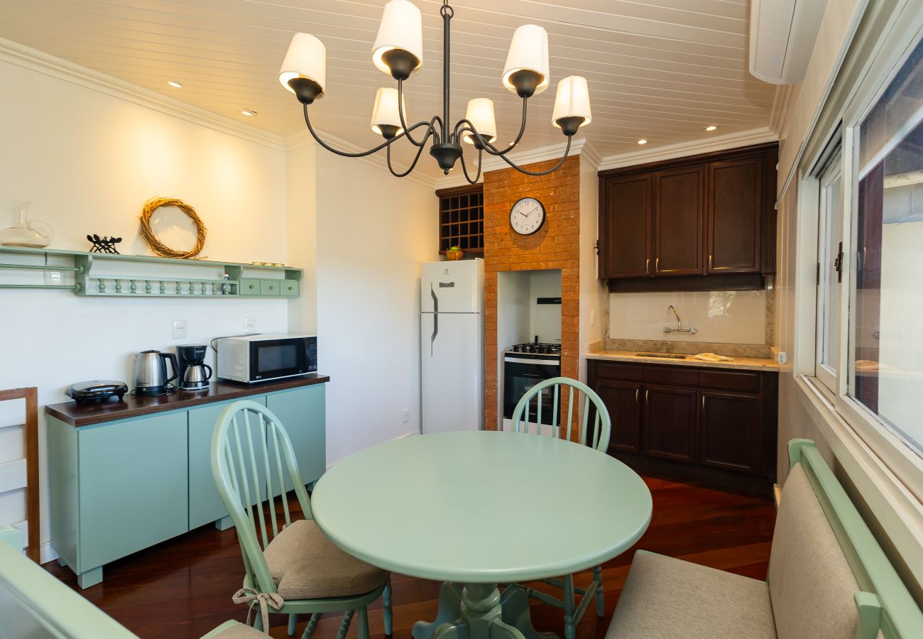 Apartamento em Gramado - NOVO! Duplex 3 dormitórios a 100m da Rua Torta! 