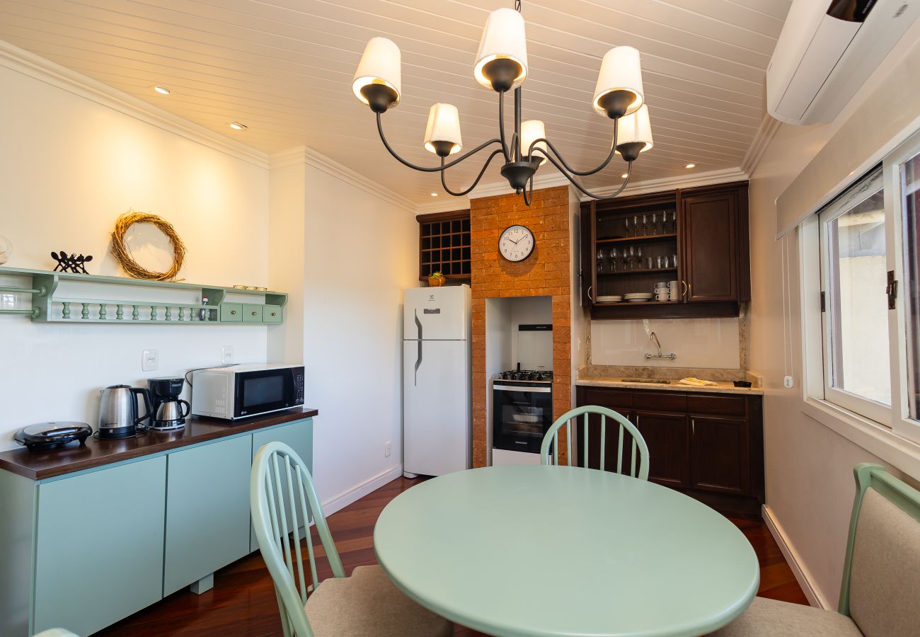 Apartamento em Gramado - NOVO! Duplex 3 dormitórios a 100m da Rua Torta! 