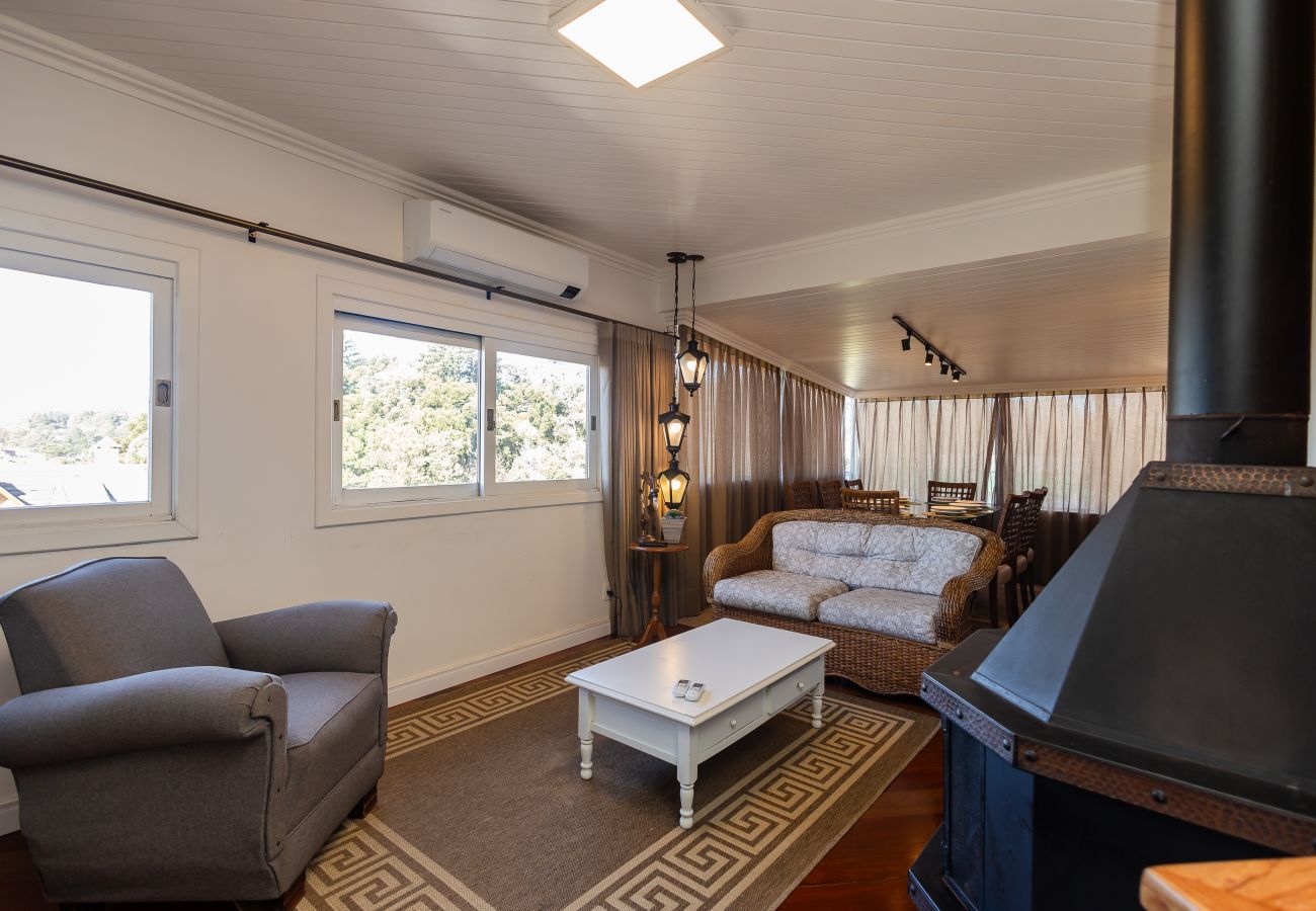 Apartamento em Gramado - NOVO! Duplex 3 dormitórios a 100m da Rua Torta! 