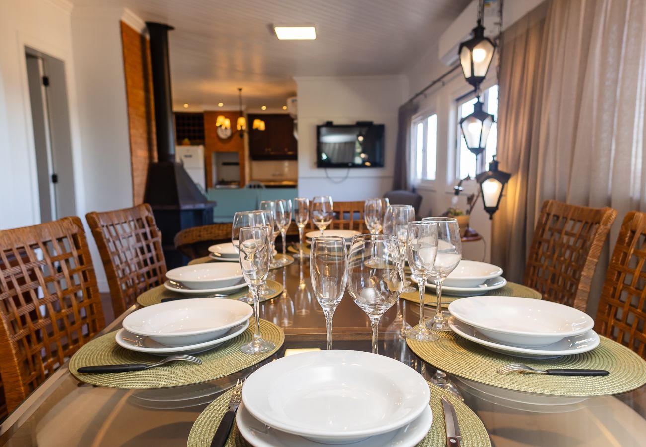 Apartamento em Gramado - NOVO! Duplex 3 dormitórios a 100m da Rua Torta! 