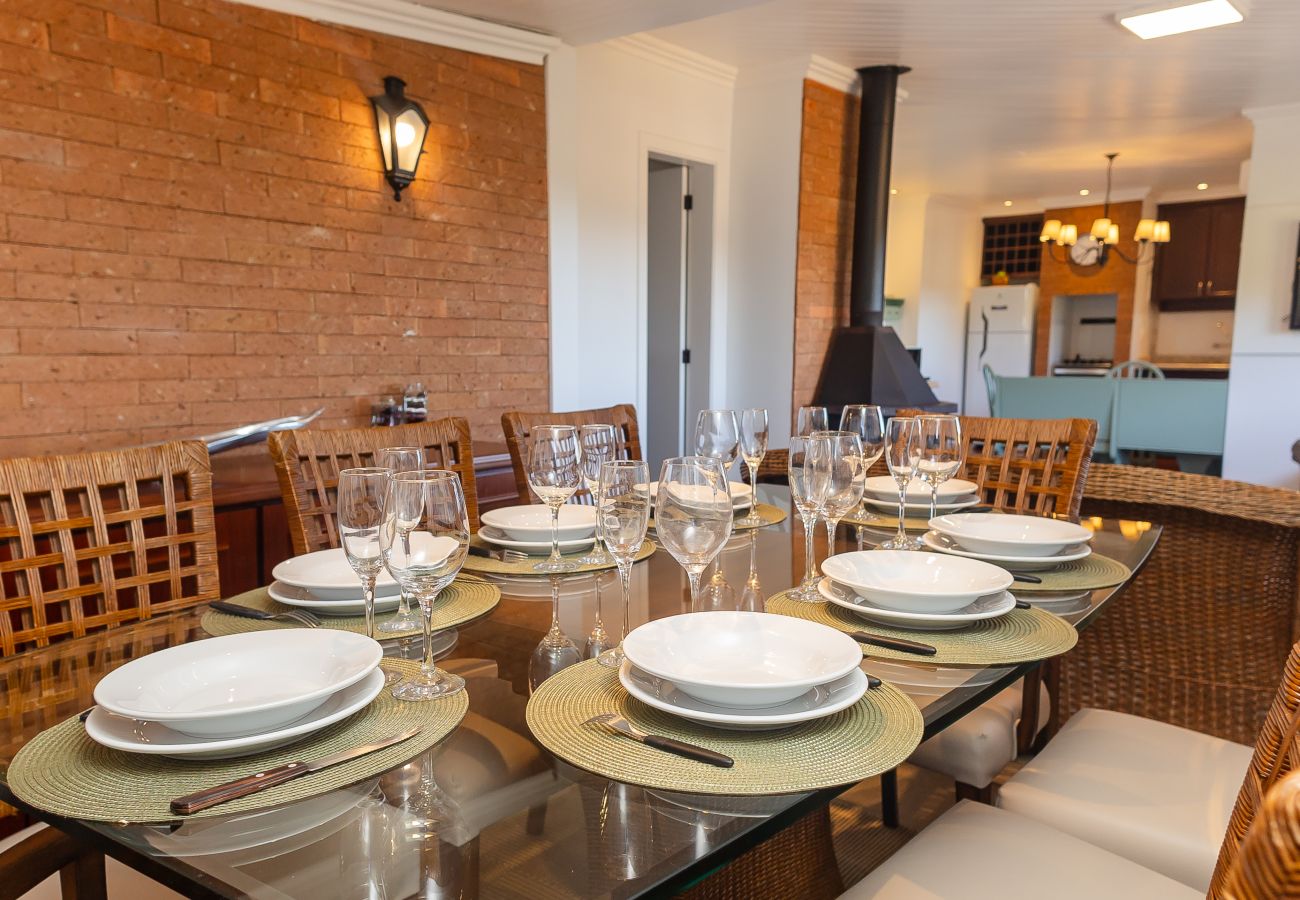 Apartamento em Gramado - NOVO! Duplex 3 dormitórios a 100m da Rua Torta! 