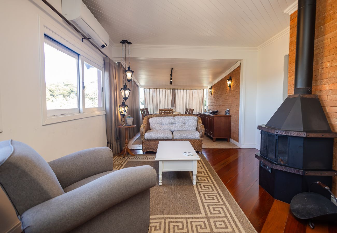 Apartamento em Gramado - NOVO! Duplex 3 dormitórios a 100m da Rua Torta! 