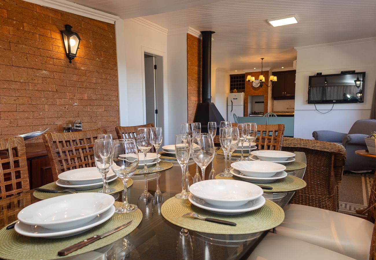 Apartamento em Gramado - NOVO! Duplex 3 dormitórios a 100m da Rua Torta! 