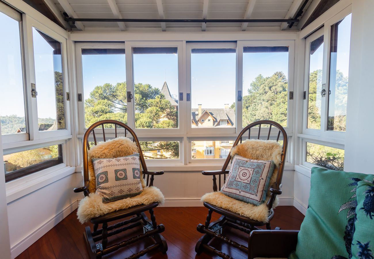 Apartamento em Gramado - NOVO! Duplex 3 dormitórios a 100m da Rua Torta! 