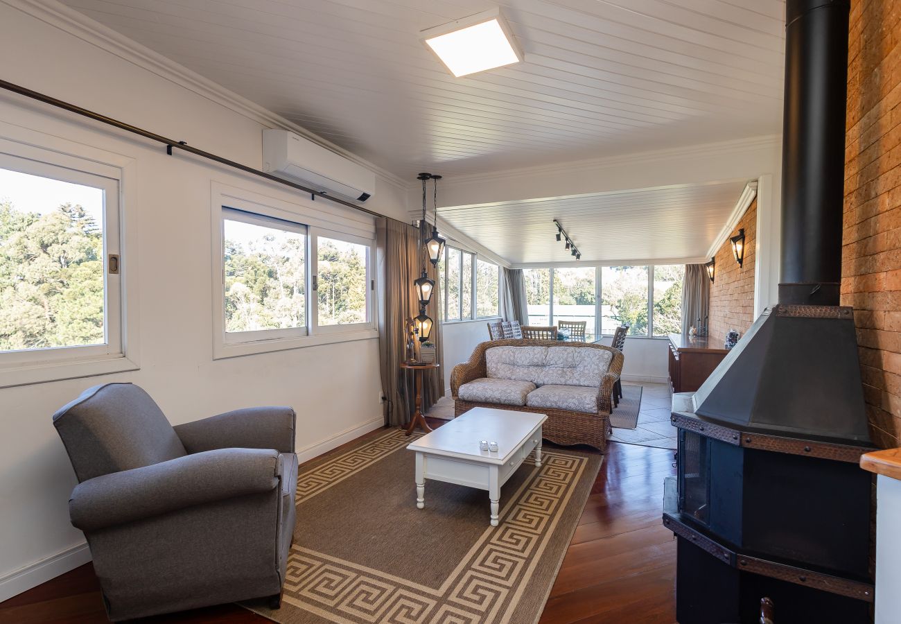 Apartamento em Gramado - NOVO! Duplex 3 dormitórios a 100m da Rua Torta! 