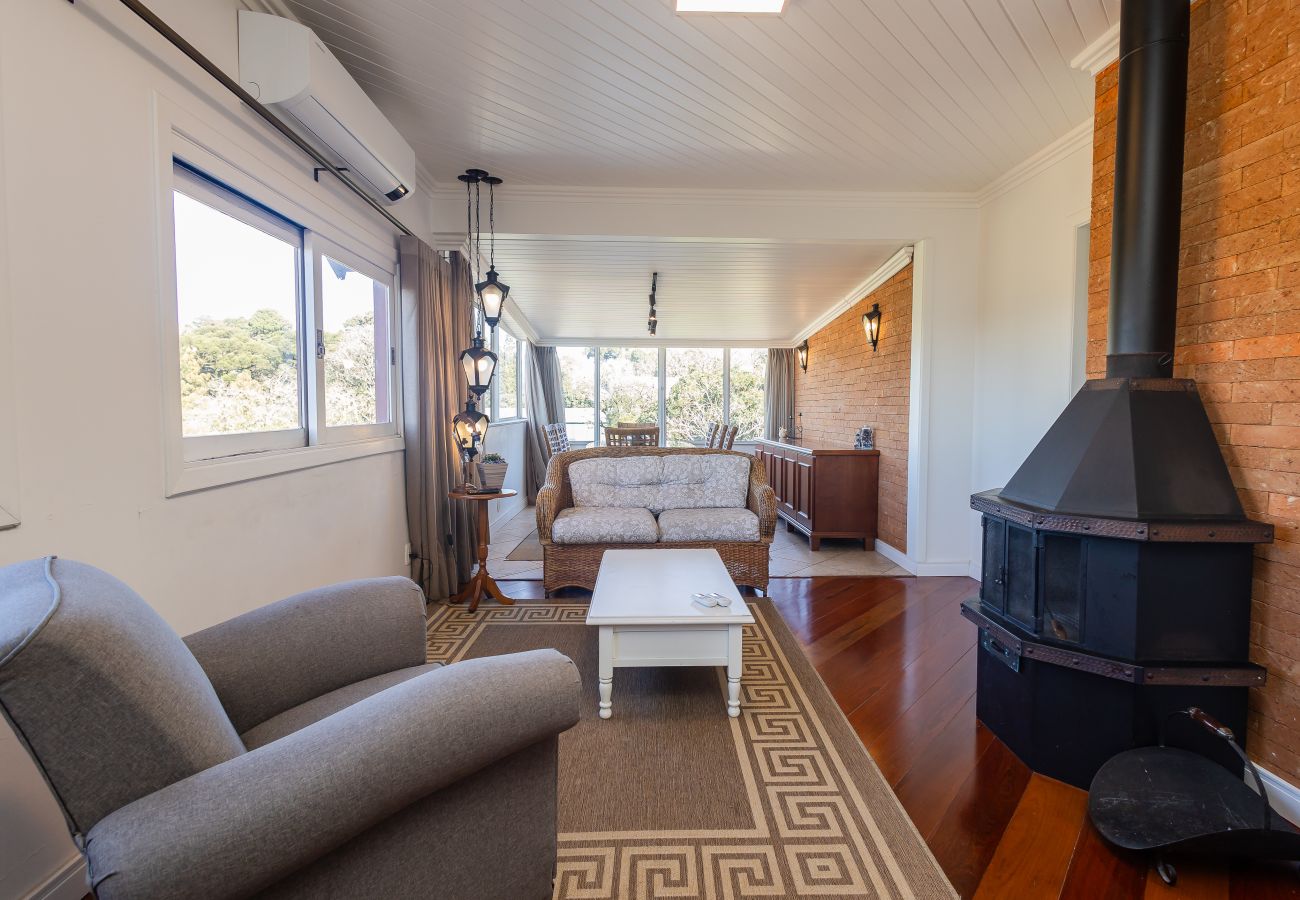 Apartamento em Gramado - NOVO! Duplex 3 dormitórios a 100m da Rua Torta! 