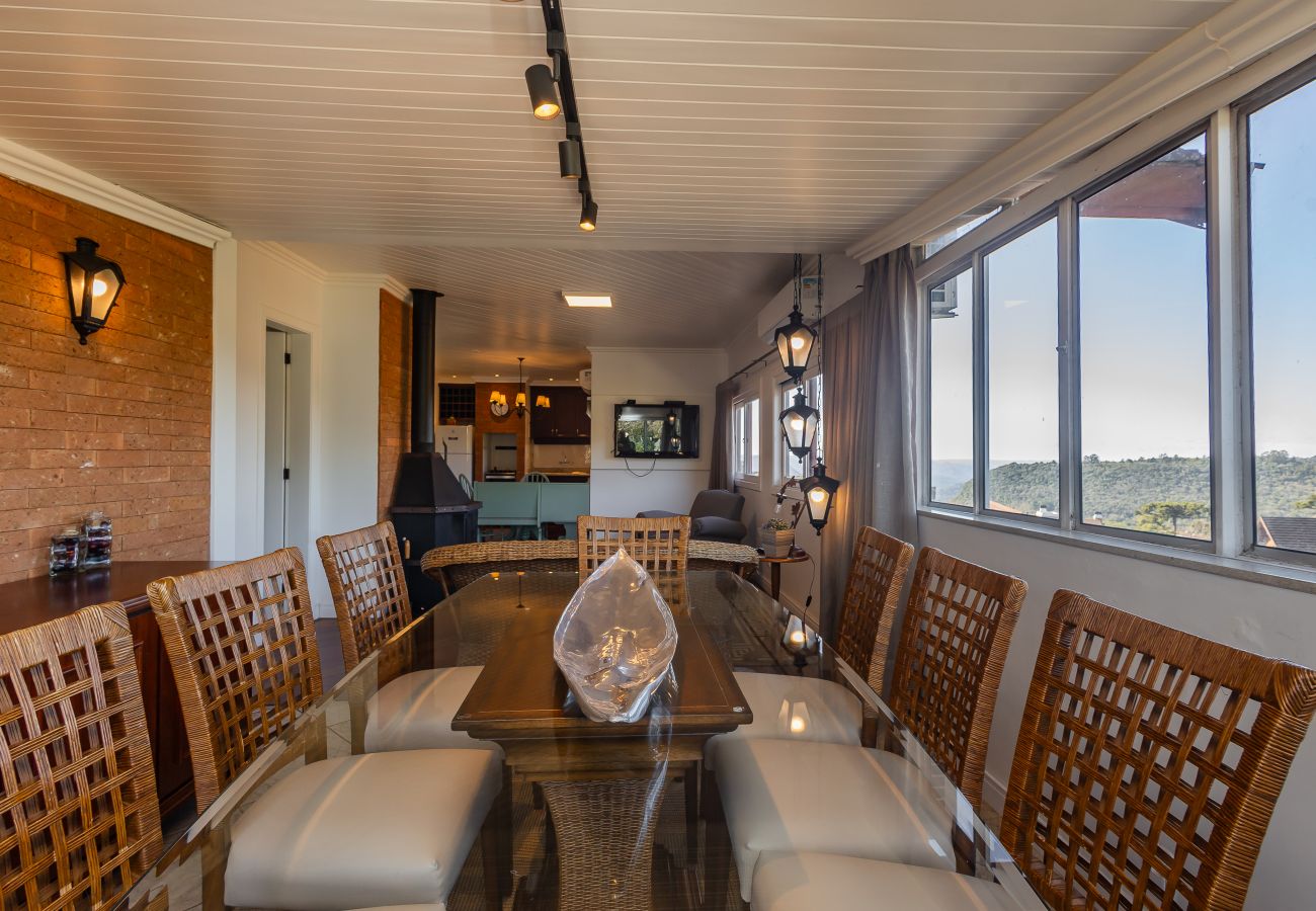 Apartamento em Gramado - NOVO! Duplex 3 dormitórios a 100m da Rua Torta! 