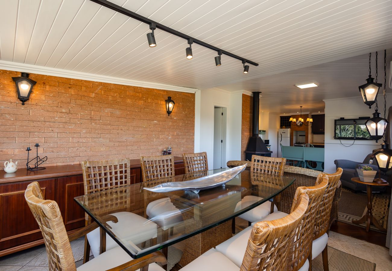 Apartamento em Gramado - NOVO! Duplex 3 dormitórios a 100m da Rua Torta! 