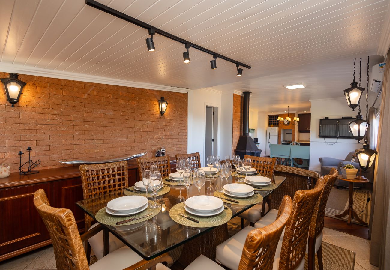 Apartamento em Gramado - NOVO! Duplex 3 dormitórios a 100m da Rua Torta! 