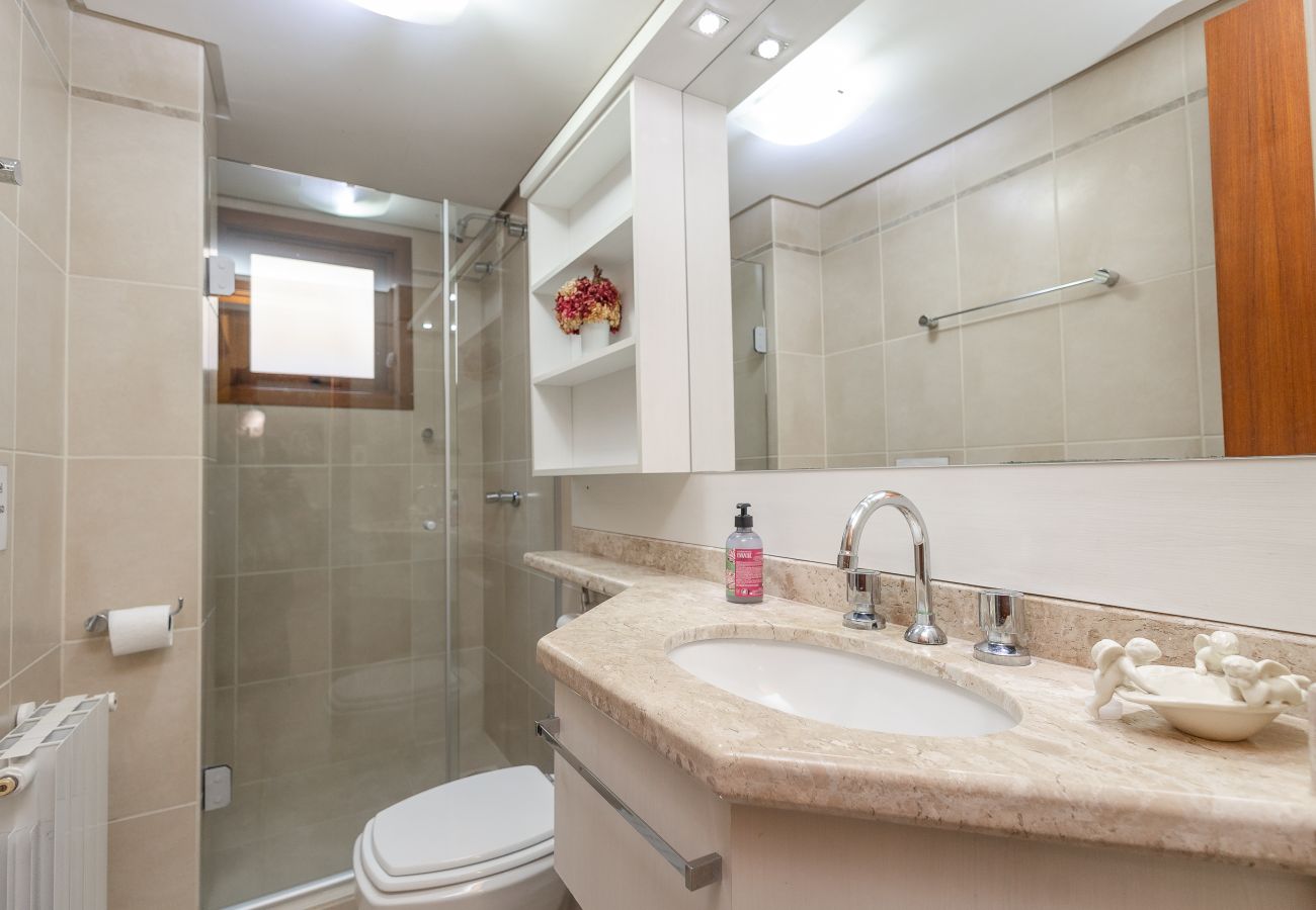 Apartamento em Gramado - Aconchegante apto 2 quartos (1 suíte) junto ao centro!